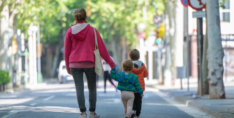 Dones amb fills i teletreballant: el grup de risc per desenvolupar depressió o ansietat, segons un estudi de la UAB | Roger Benet